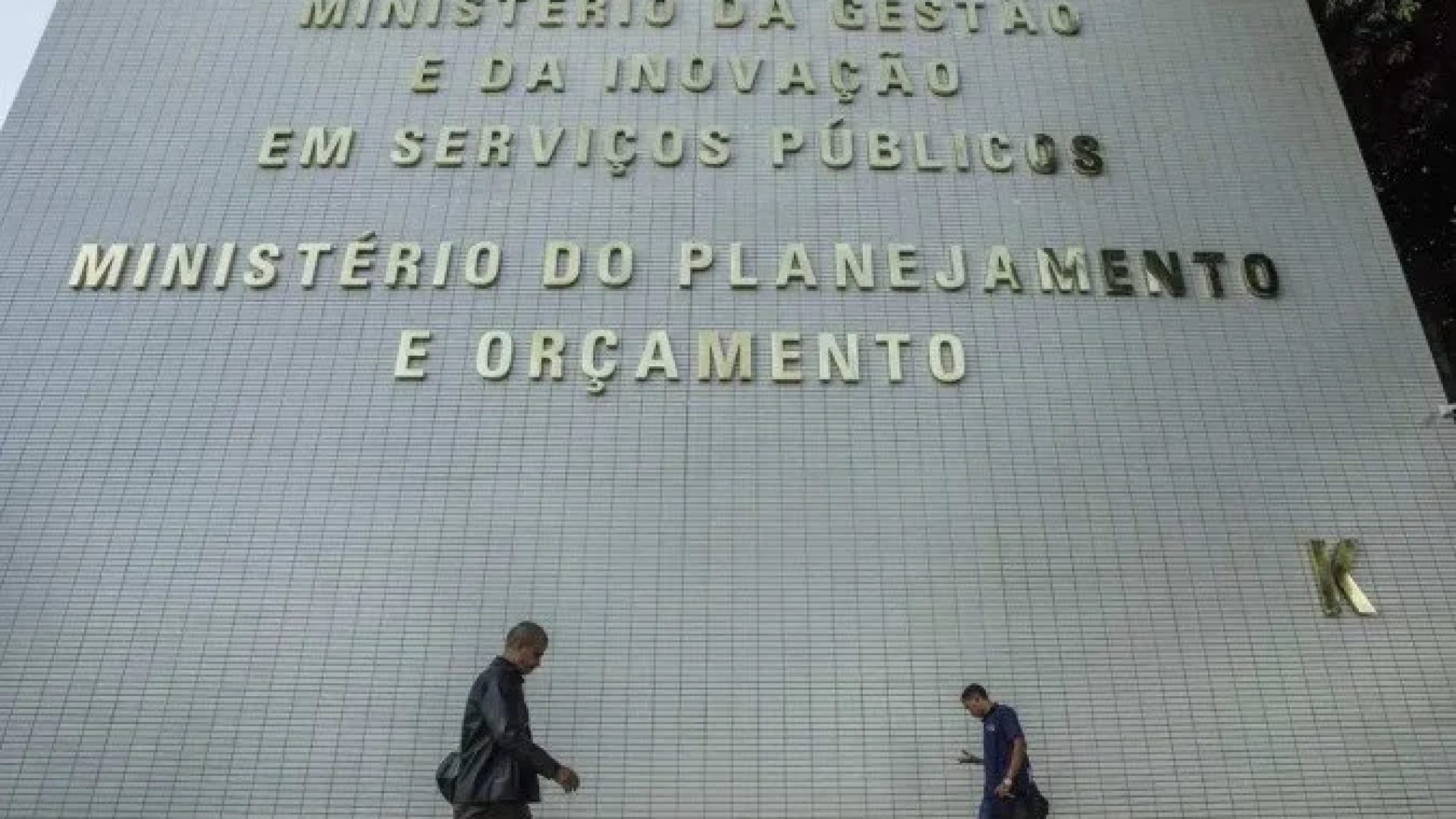 Nomeações estão condicionadas à existência de vagas e à disponibilidade orçamentária e financeira -  (crédito: Rafa Neddermeyer/Agência Brasil)