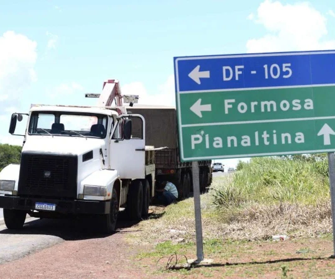 De acordo com informações dos Bombeiros do Goiás, a carreta seguia no sentido Bahia, enquanto o veículo de passeio trafegava em direção a Formosa -  (crédito: Minervino J&uacute;nior/CB/D.A.Press)