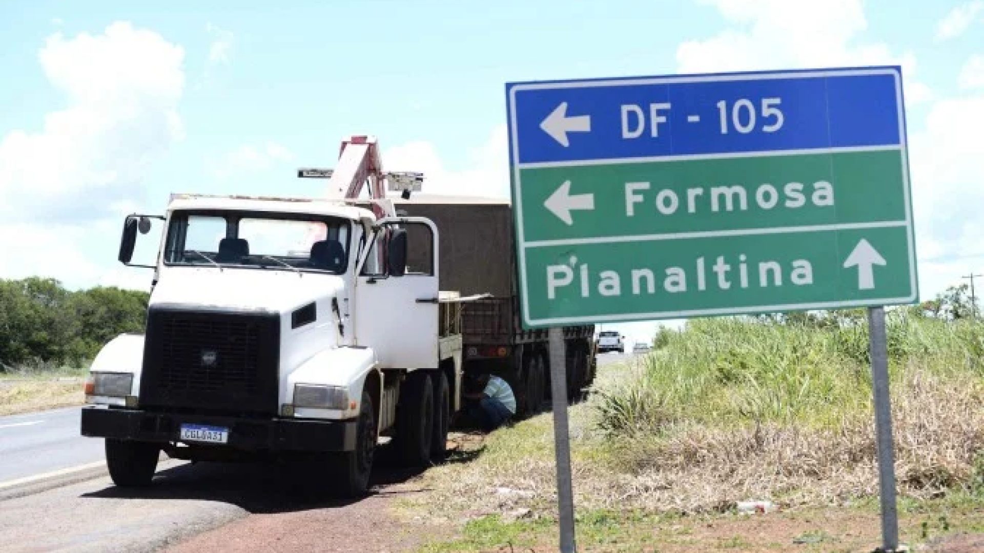 De acordo com informações dos Bombeiros do Goiás, a carreta seguia no sentido Bahia, enquanto o veículo de passeio trafegava em direção a Formosa -  (crédito: Minervino J&uacute;nior/CB/D.A.Press)