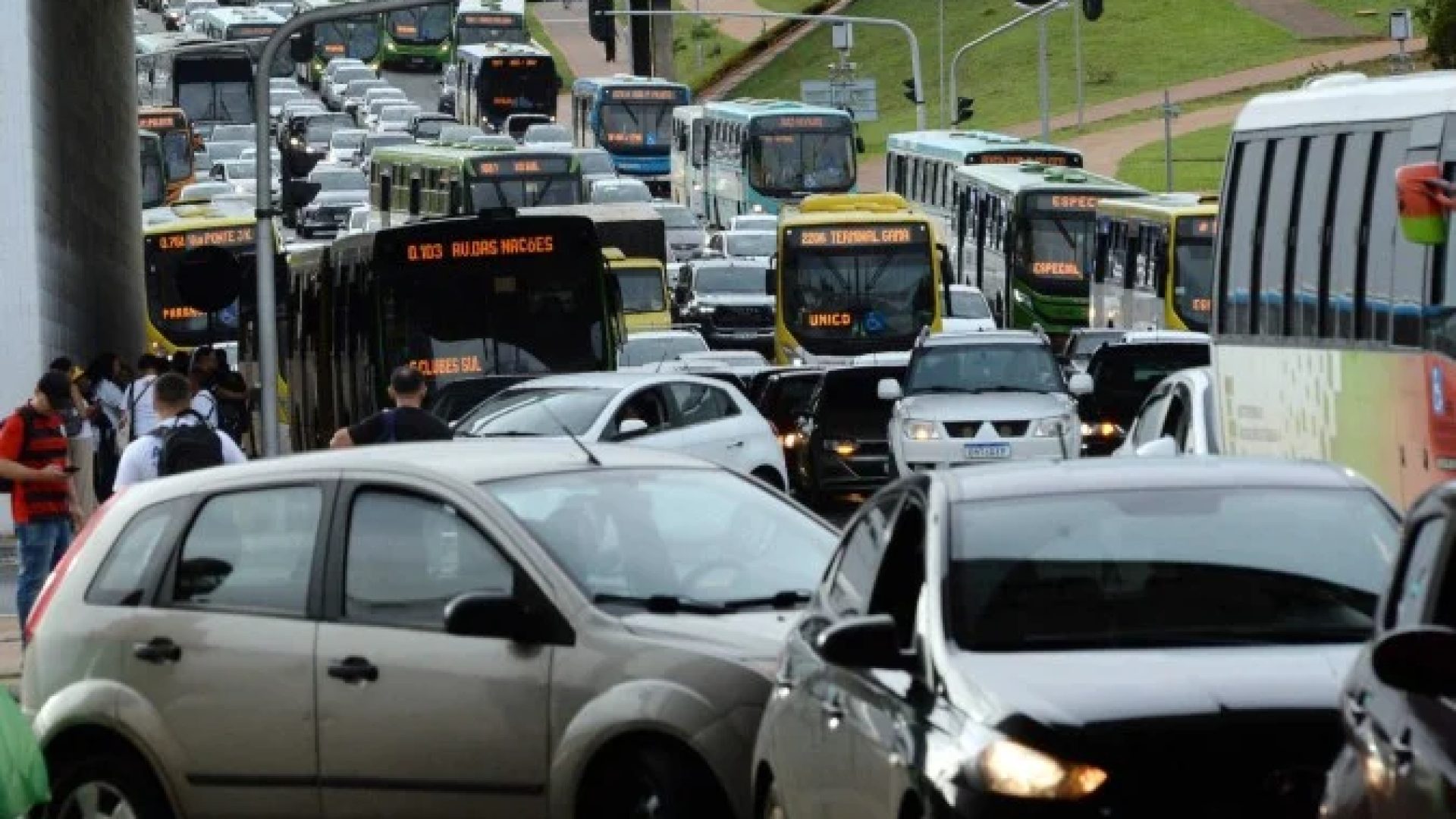Texto prevê uma série de benefícios para bons condutores, como descontos em impostos, taxas de licenciamento, seguros e estacionamentos -  (crédito: Minervino Júnior/CB/D.A.Press)