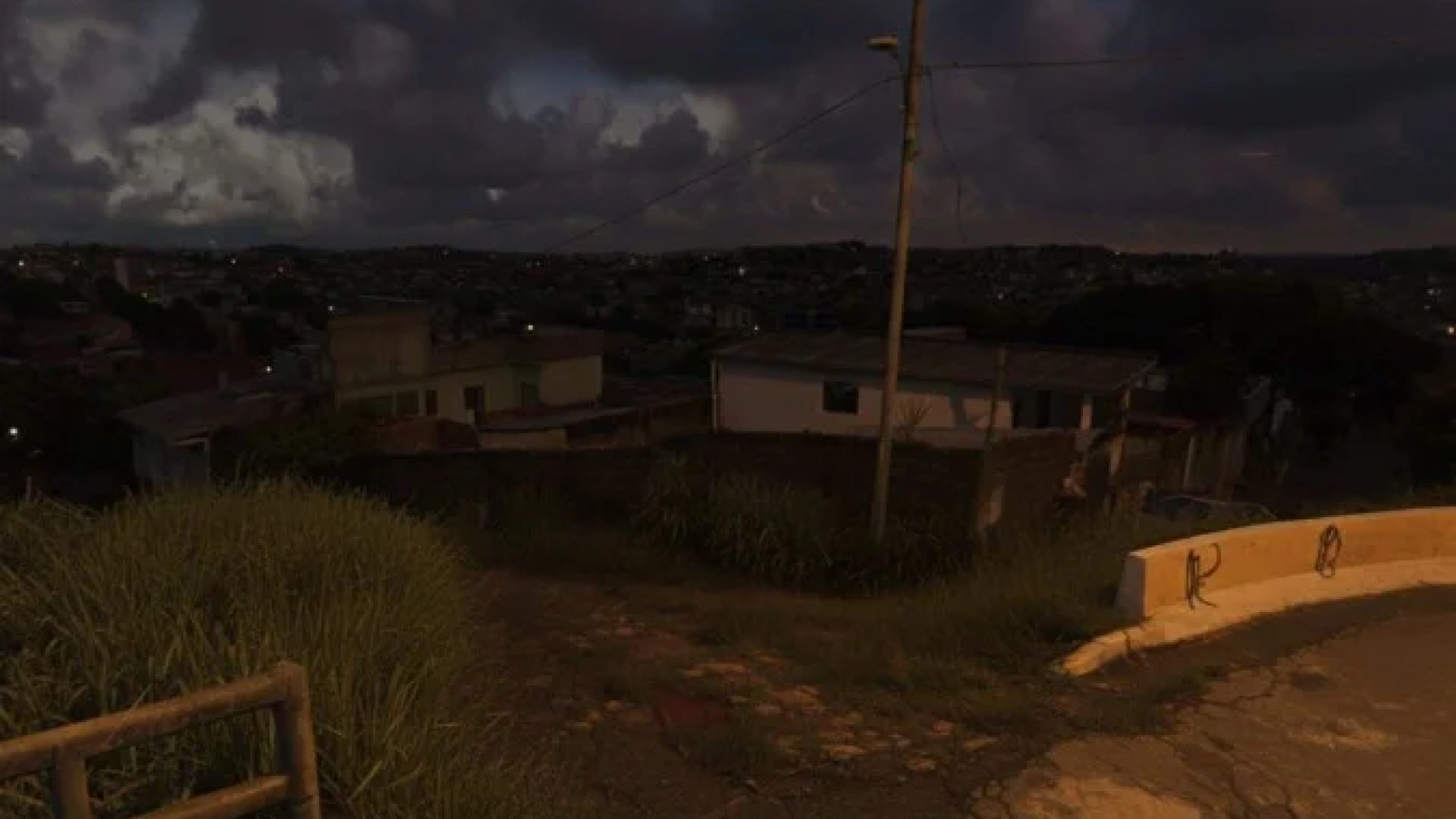 Corpo do adolescente de 16 anos foi encontrado com marcas de disparos na estrada para o Parque Estadual da Serra do Rola-Moça -  (crédito: Reprodução Google StreetView)