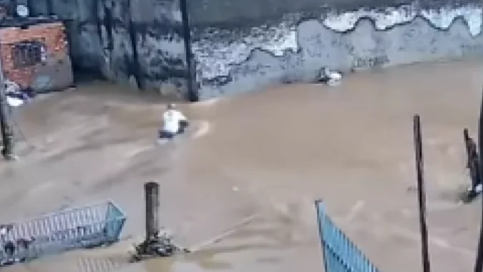 Motoqueiro é arrastado por enxurrada -  (crédito: Reprodução/Redes sociais )