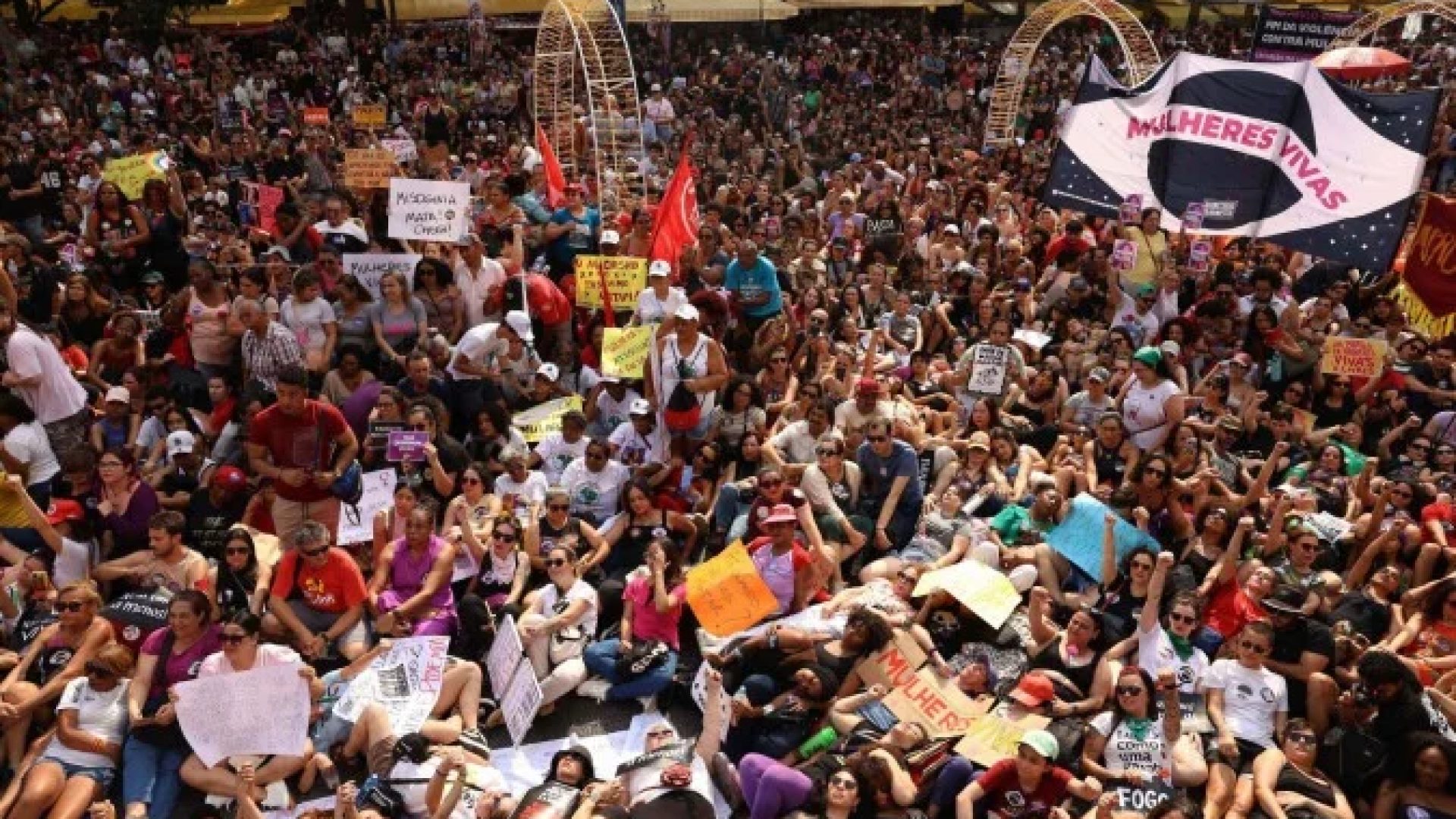 Levante das mulheres inunda as ruas e as redes do Brasil