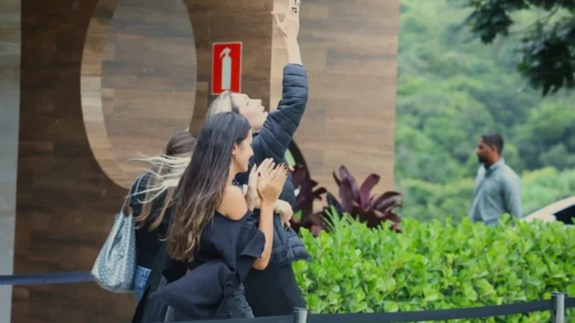 A esposa do empresário, Nanda Maciel, emocionou-se ao passar pelo local  -  (crédito: Marcos Vieira/EM/D.A Press)