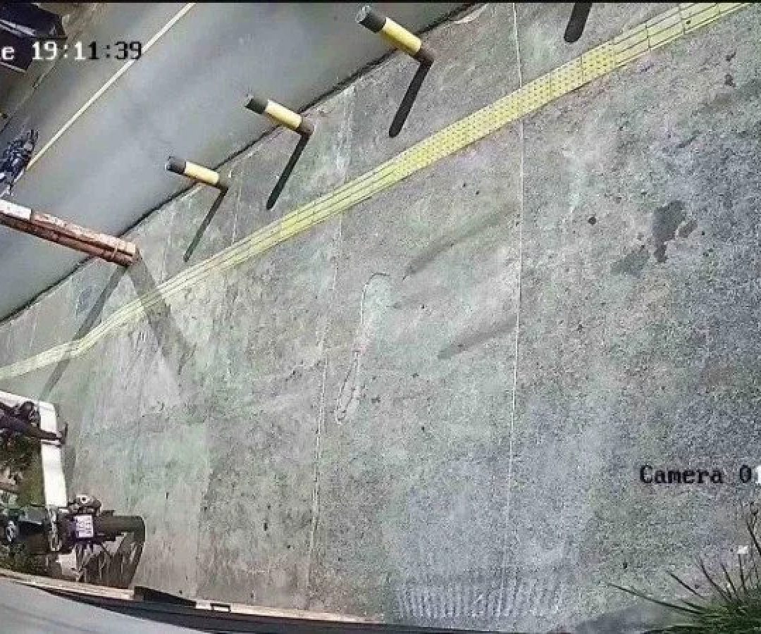 Homem é morto a tiros nesta terça-feira (20/1), em tentativa de assalto em Salvador, Bahia -  (crédito: Reprodução/Câmeras de Segurança)