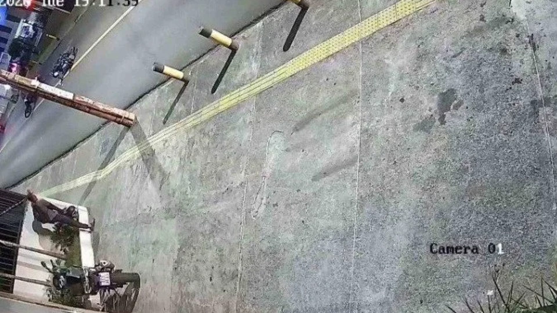 Homem é morto a tiros nesta terça-feira (20/1), em tentativa de assalto em Salvador, Bahia -  (crédito: Reprodução/Câmeras de Segurança)