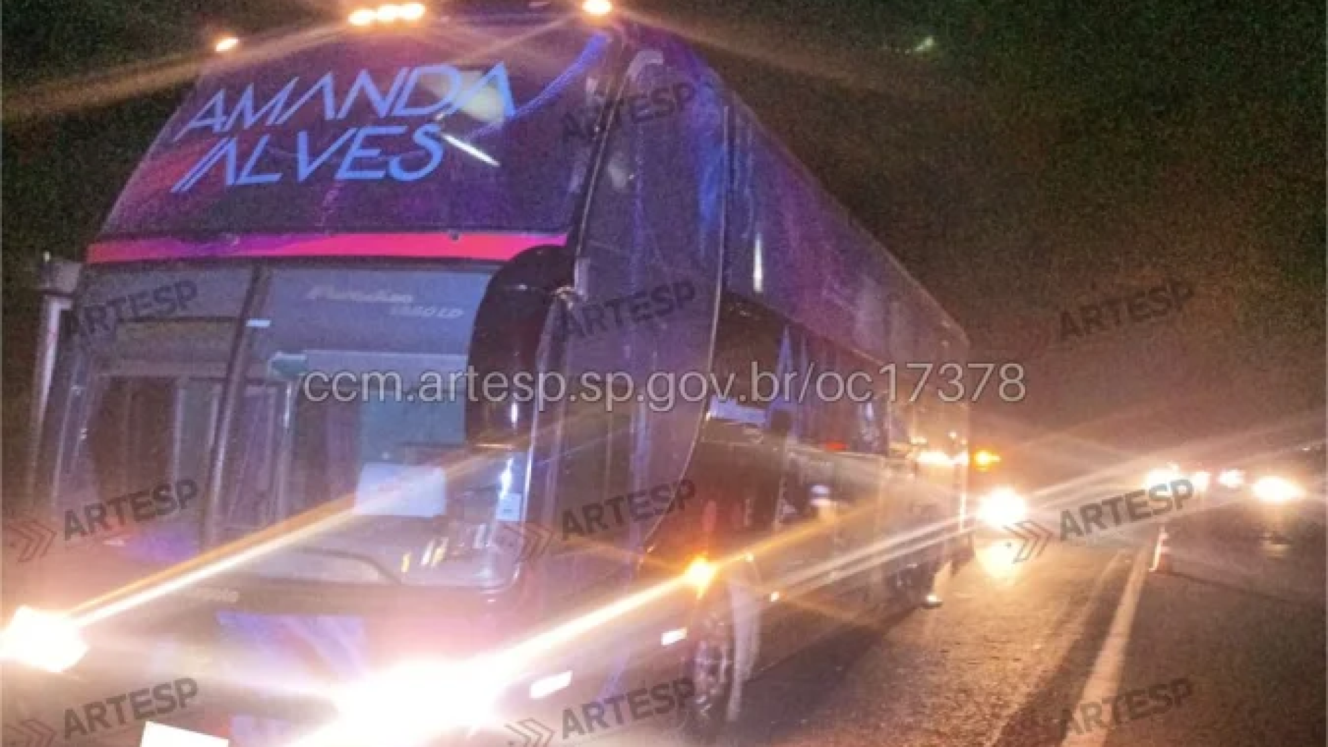 O sinistro ocorreu por volta da 1h, no sentido leste, na altura do km 184. As causas ainda serão apuradas, mas, segundo a agência, o acidente teve início quando um caminhão bateu na traseira de uma carreta -  (crédito: Artesp/Divulgação)