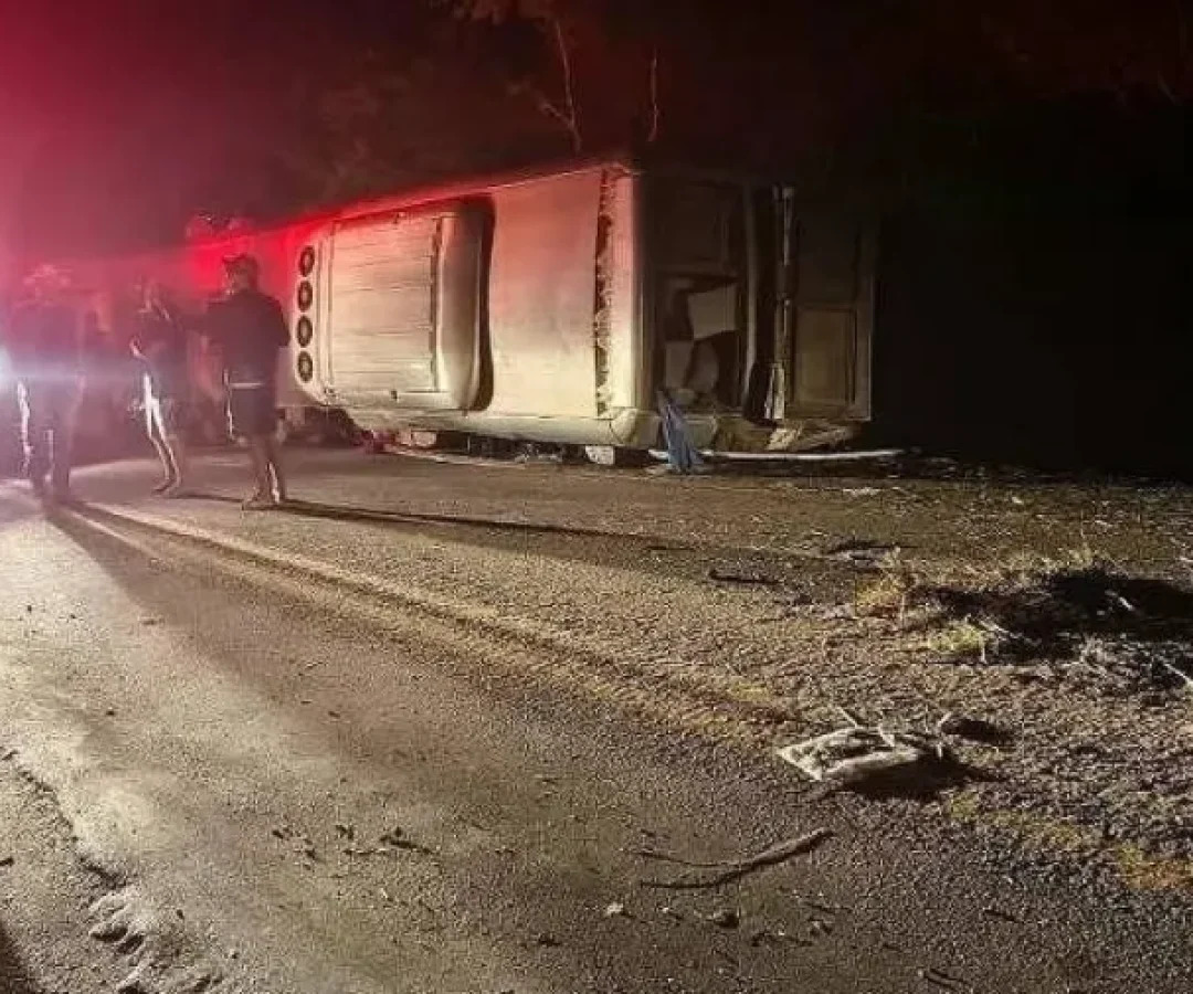 Equipes de resgate trabalham no local do tombamento do ônibus na BR-423, entre Paranatama e Saloá, no Agreste de Pernambuco, onde pelo menos 14 pessoas morreram e outras ficaram feridas. -  (crédito: Reprodução)