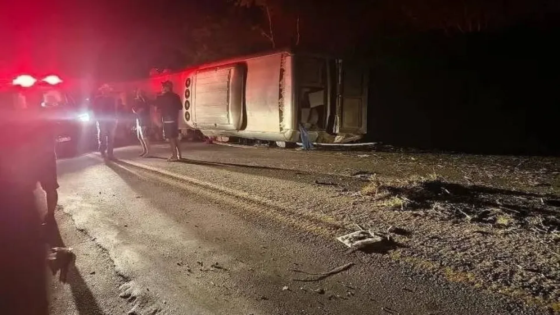 Equipes de resgate trabalham no local do tombamento do ônibus na BR-423, entre Paranatama e Saloá, no Agreste de Pernambuco, onde pelo menos 14 pessoas morreram e outras ficaram feridas. -  (crédito: Reprodução)