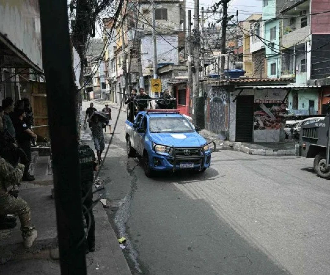 Forças de segurança se posicionam durante a Operação Contenção na Vila Cruzeiro, no complexo da Penha, no Rio de Janeiro, Brasil, em 28 de outubro de 2025       -  (crédito: MAURO PIMENTEL / AFP)