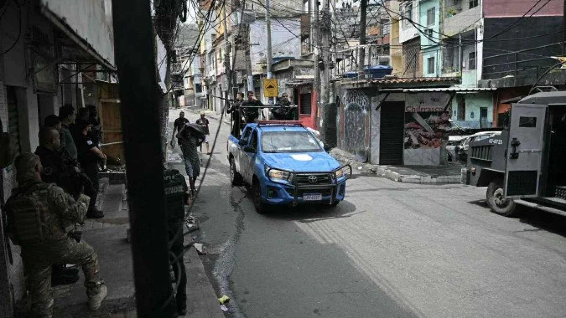 Forças de segurança se posicionam durante a Operação Contenção na Vila Cruzeiro, no complexo da Penha, no Rio de Janeiro, Brasil, em 28 de outubro de 2025       -  (crédito: MAURO PIMENTEL / AFP)