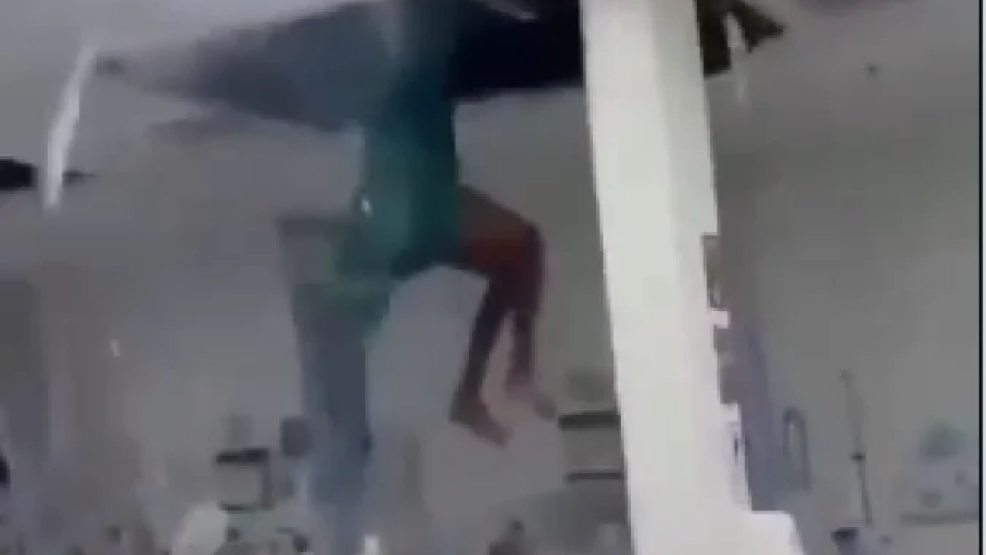 Paciente em surto tenta fuga, sobe no teto e sofre queda em hospital no Rio de Janeiro  -  (crédito: Reprodução)