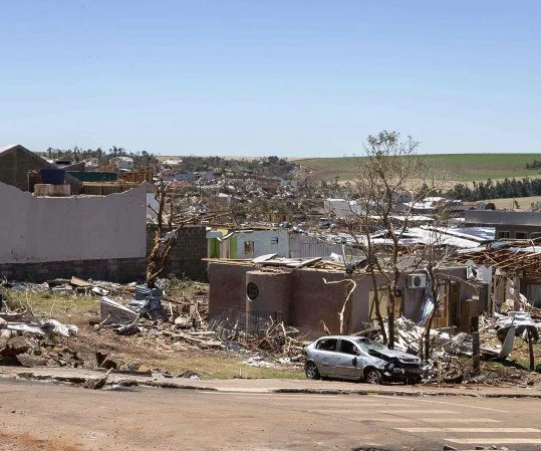 Rio Bonito do Iguaçu (PR), destruída por tornado: reconstrução cara -  (crédito: Roberto Dziura Jr./AEN)