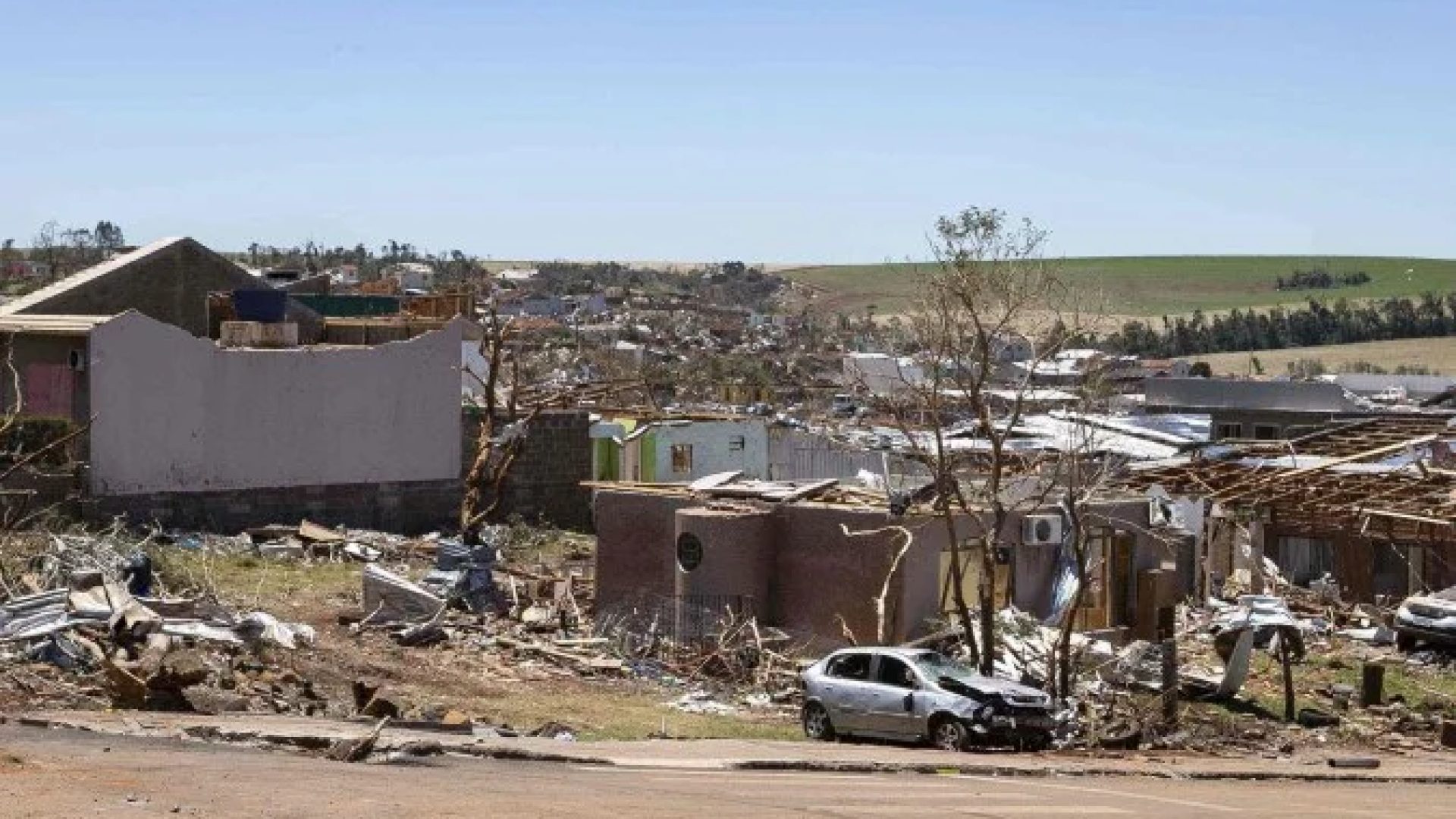 Rio Bonito do Iguaçu (PR), destruída por tornado: reconstrução cara -  (crédito: Roberto Dziura Jr./AEN)