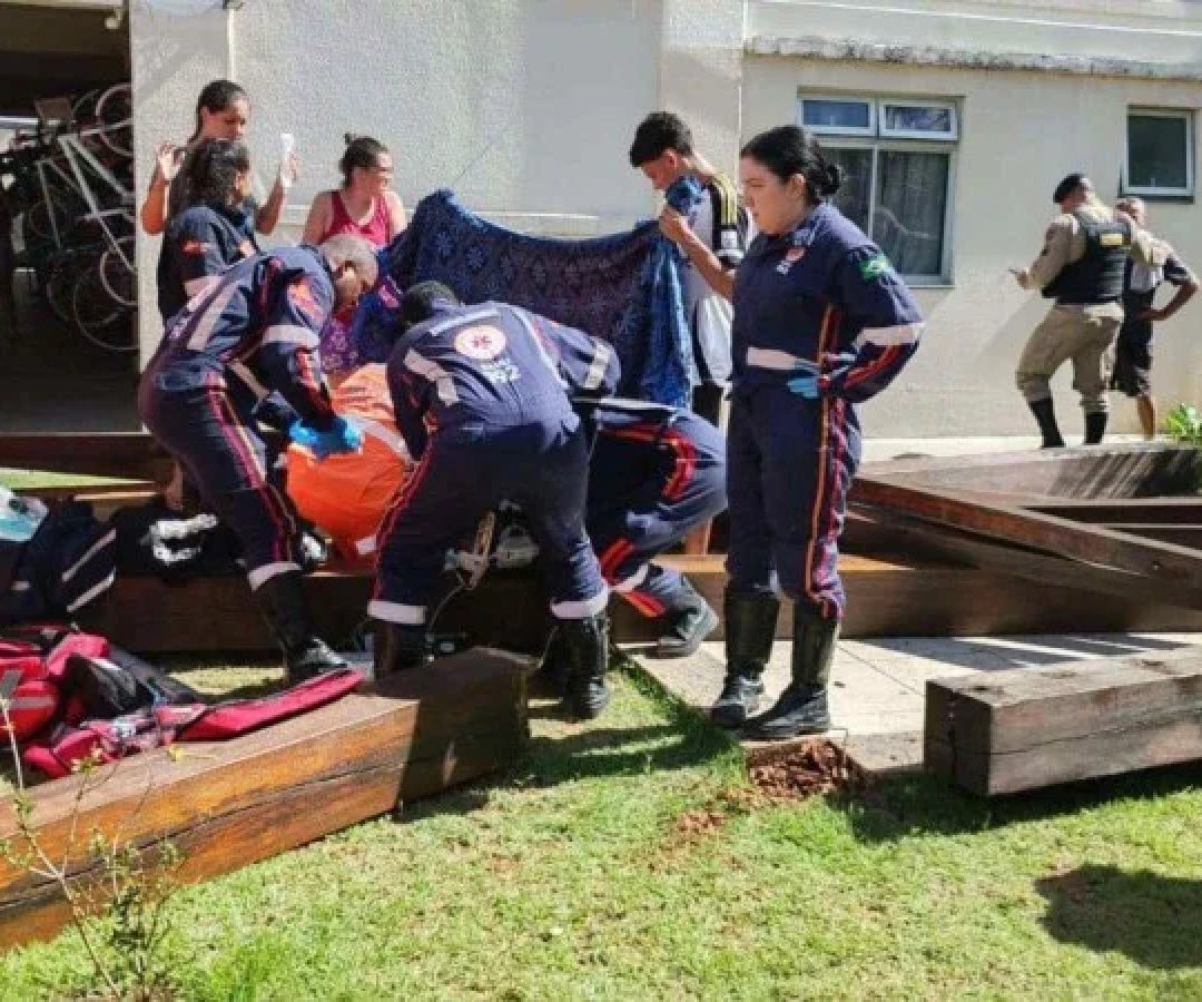 Parquinho desaba sobre crian&ccedil;as em condom&iacute;nio em Vespasiano, na Grande BH. Uma delas morreu e outras quatro ficaram feridas -  (crédito: CBMMG/Divulga&ccedil;&atilde;o)
