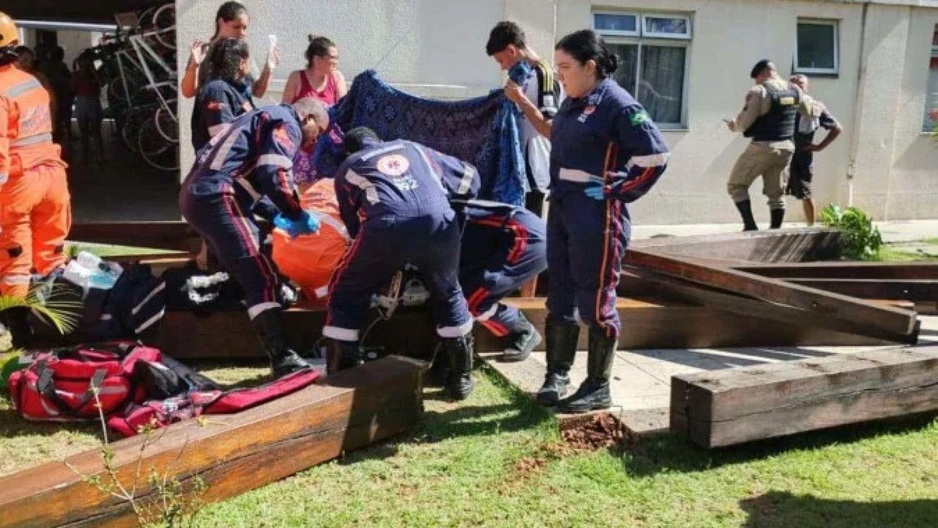 Parquinho desaba sobre crian&ccedil;as em condom&iacute;nio em Vespasiano, na Grande BH. Uma delas morreu e outras quatro ficaram feridas -  (crédito: CBMMG/Divulga&ccedil;&atilde;o)