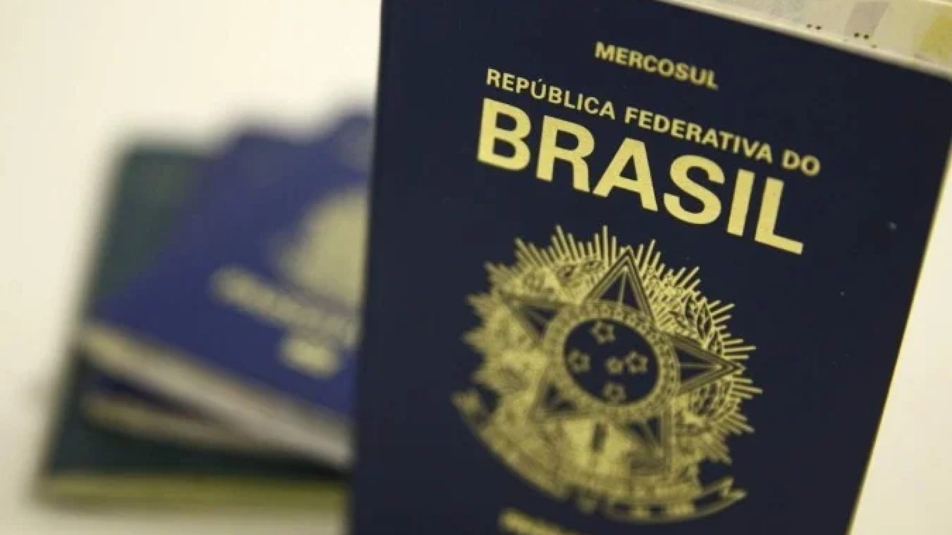 Em 2025, a taxa padrão para emissão de um passaporte comum é de R$ 257,25 -  (crédito: Marcelo Camargo/Agência Brasil)