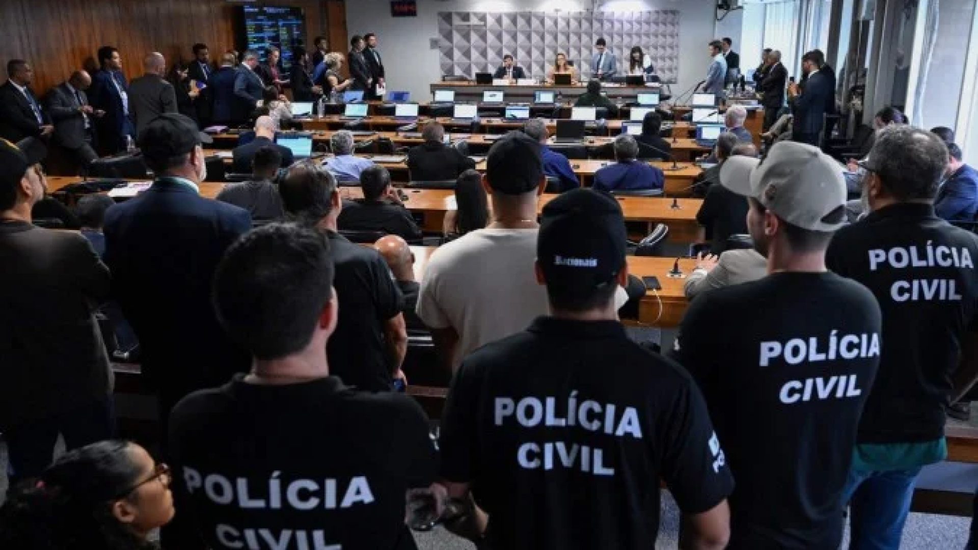 A nova legislação, publicada nesta terça-feira (28/4), já está em vigor e abrange a Polícia Militar (PMDF), o Corpo de Bombeiros Militar (CBMDF) e a Polícia Civil (PCDF), além de militares dos ex-Territórios Federais -  (crédito: Carlos Moura/Agência Senado)