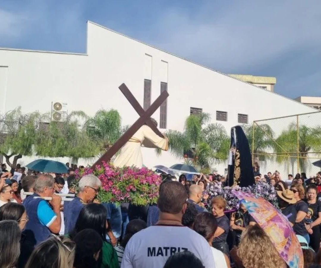 A Procissão do Encontro reuniu centenas de fiéis em Montes Claros.