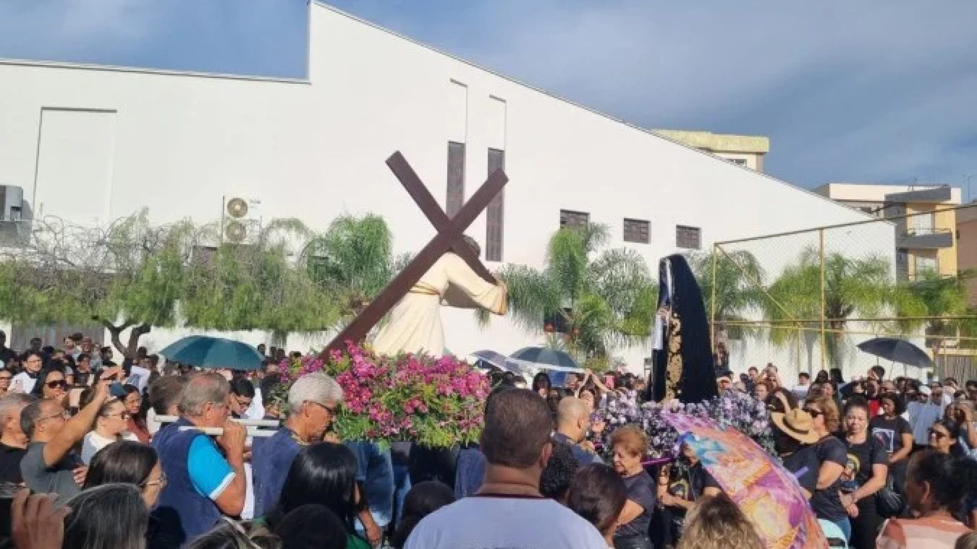 A Procissão do Encontro reuniu centenas de fiéis em Montes Claros.