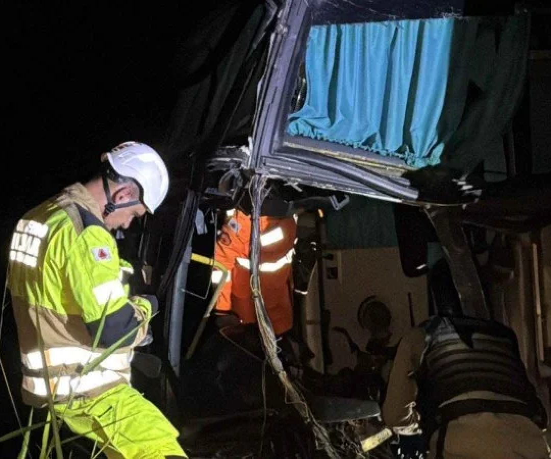 Motorista morre e 17 ficam feridos em acidente entre carreta e ônibus