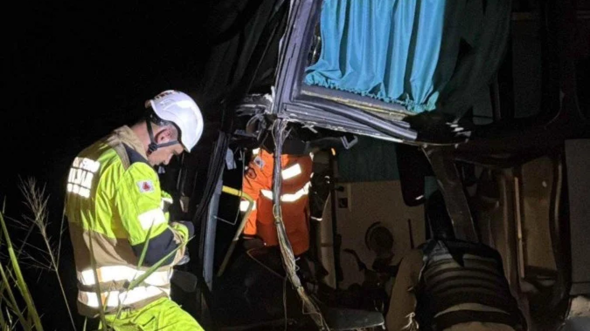 Motorista morre e 17 ficam feridos em acidente entre carreta e ônibus