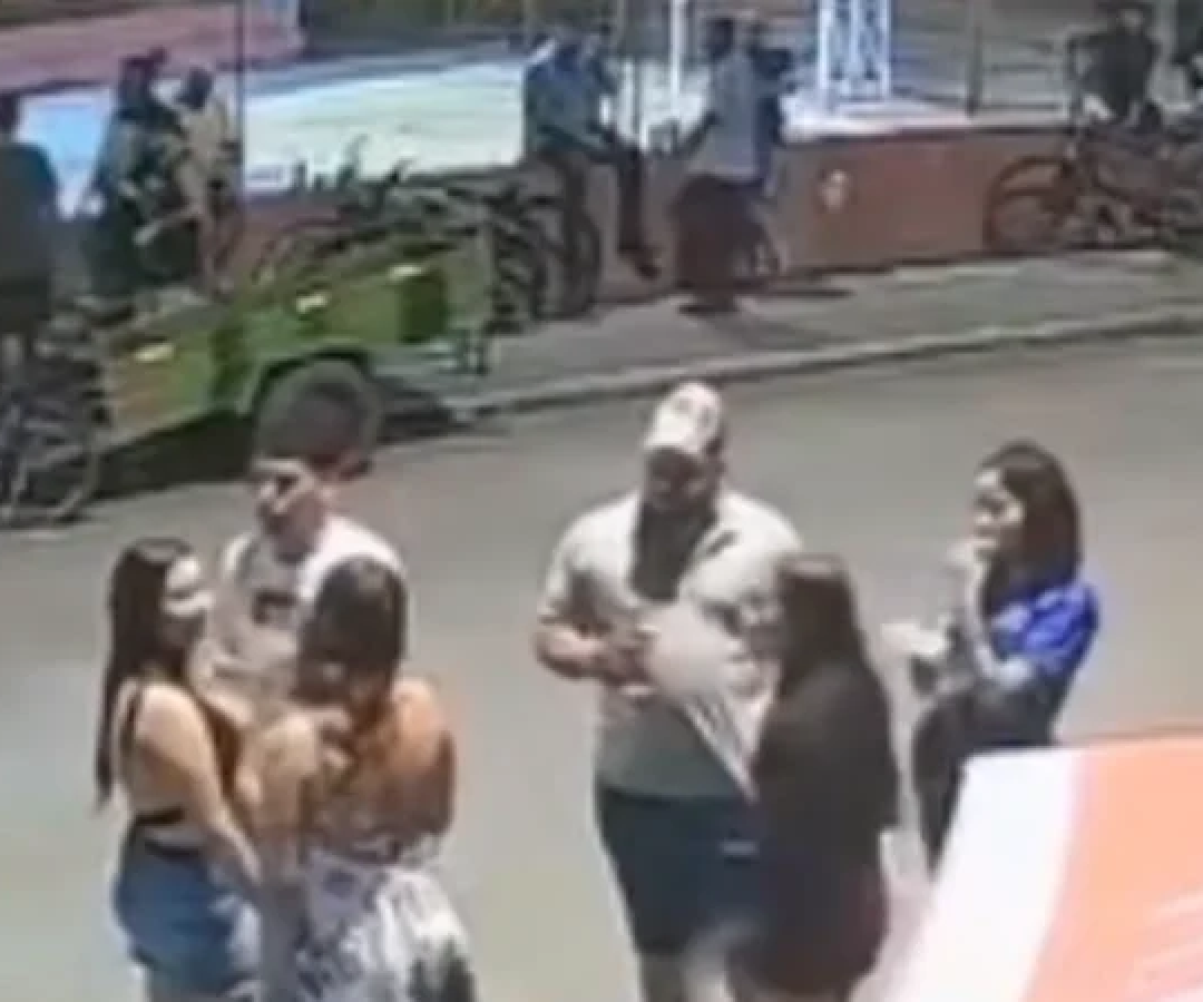 O crime aconteceu em uma quadra, na Avenida Salmeron, em Pirapora (MG), no Norte do estado -  (crédito: Redes Sociais/Reprodução)