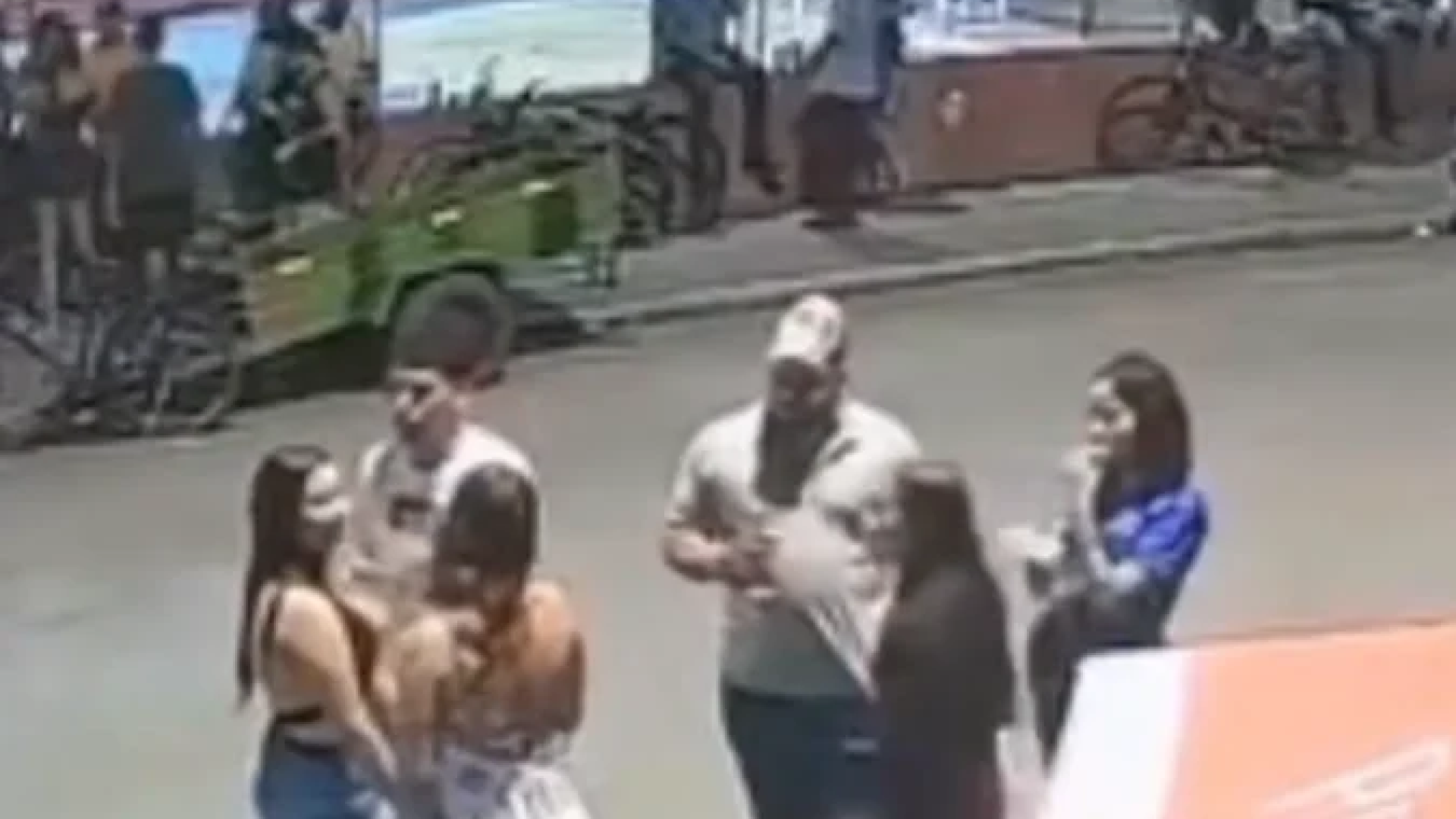 O crime aconteceu em uma quadra, na Avenida Salmeron, em Pirapora (MG), no Norte do estado -  (crédito: Redes Sociais/Reprodução)