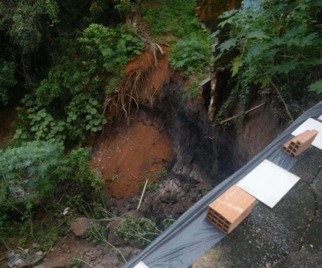 Partes dos quintais de duas casas vizinhas cederam completamente por conta de um deslizamento de terra, em Belo Horizonte -  (crédito: EM Gerais)