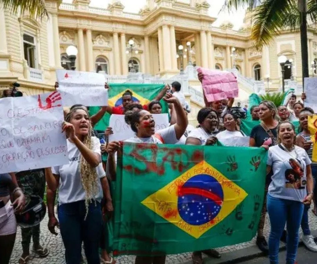 Protesto contra a operação policial que deixou mais de 119 pessoas mortas no Complexo da Penha, em frente ao Palácio Guanabara, sede do governo do Estado -  (crédito: Fernando Frazão/Agência Brasil)