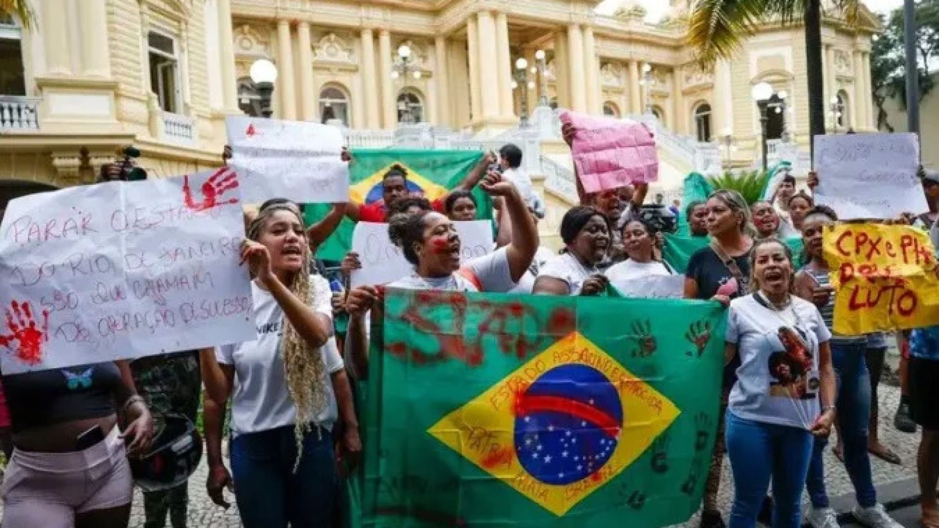 Protesto contra a operação policial que deixou mais de 119 pessoas mortas no Complexo da Penha, em frente ao Palácio Guanabara, sede do governo do Estado -  (crédito: Fernando Frazão/Agência Brasil)