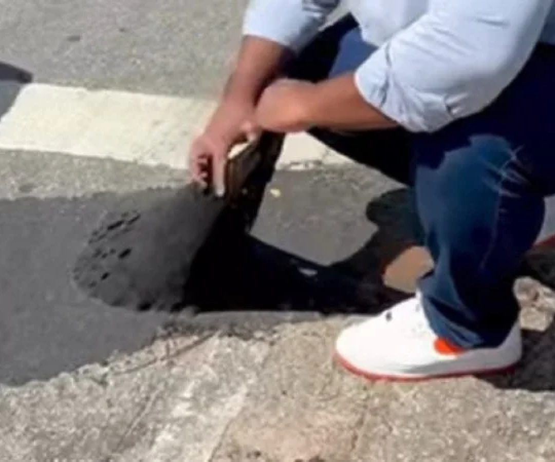 Remendo se esticou bastante ao ser puxado  -  (crédito: Instagram/Reprodu&ccedil;&atilde;o)