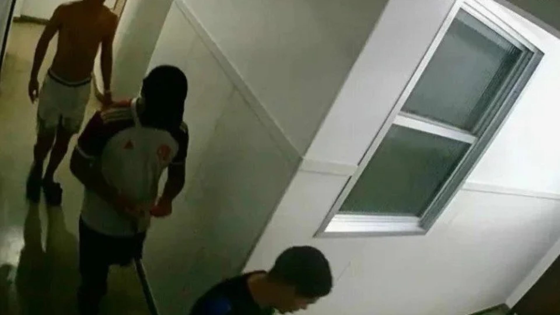 Câmeras de segurança do prédio registraram o momento da chegada e saída dos jovens ao prédio.  -  (crédito: Reprodução)