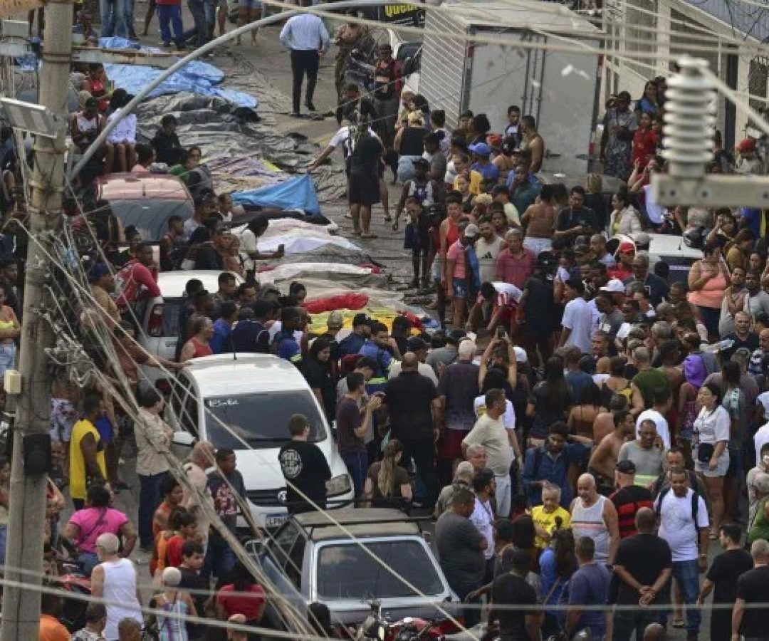 Corpos são vistos enfileirados na Praça São Lucas, na favela Vila Cruzeiro, no complexo da Penha, Rio de Janeiro, Brasil, em 29 de outubro de 2025, após a Operação Contenção       -  (crédito: PABLO PORCIUNCULA / AFP)