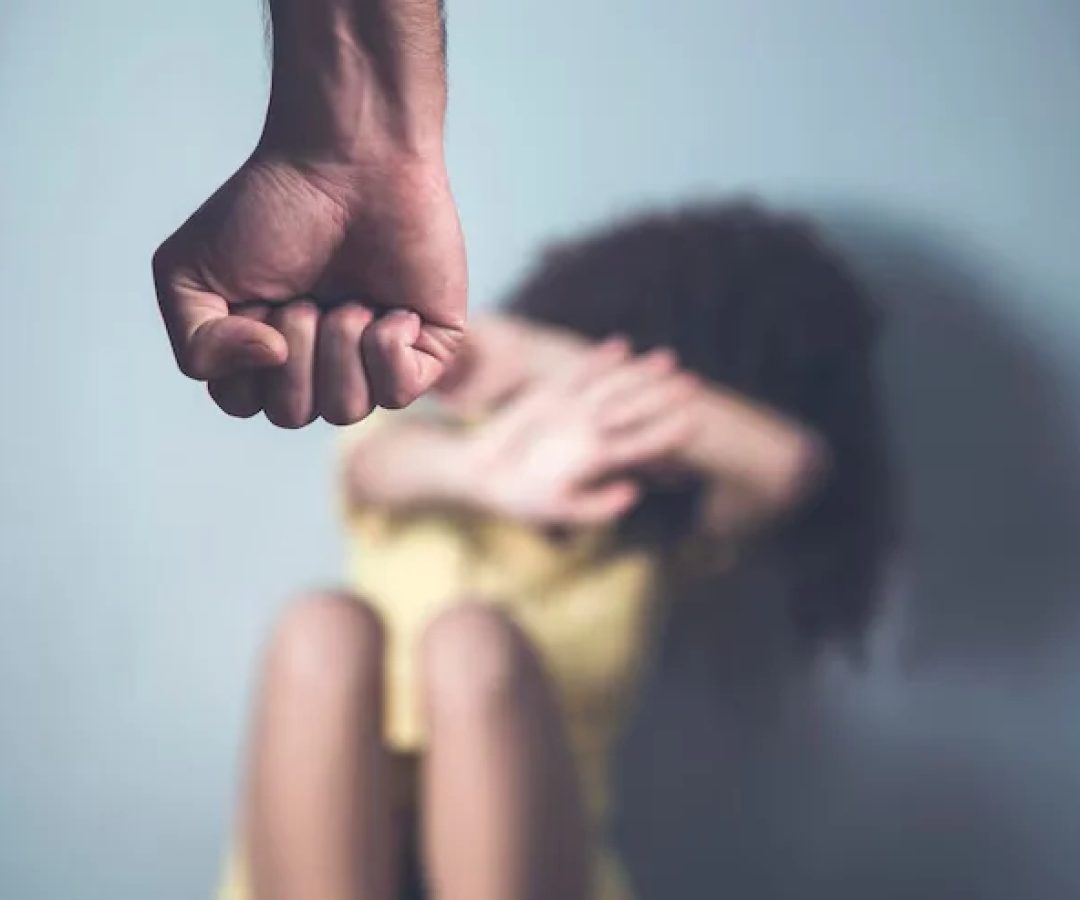 O homem é investigado por estuprar duas colegas de trabalho em sua residência. Os casos aconteceram no ano passado e uma das vítimas era adolescente na época do crime -  (crédito: Freepik)