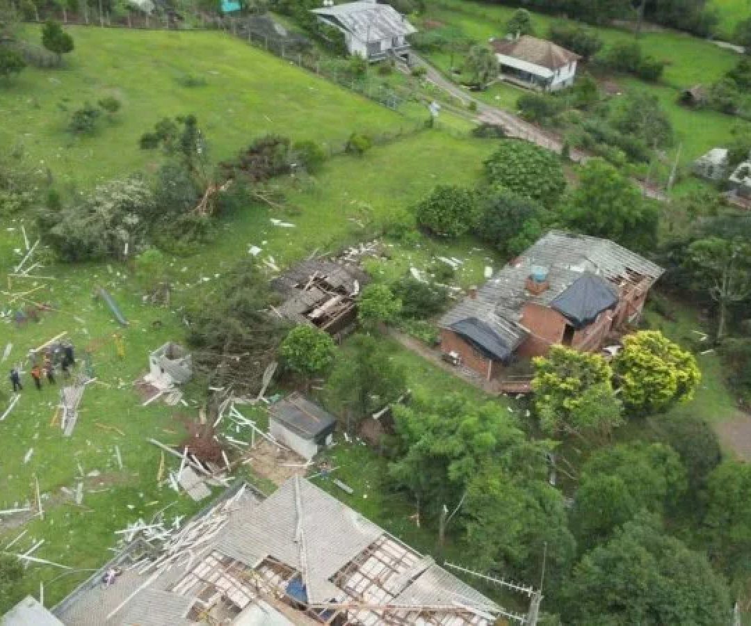Farroupilha, na Serra do RS, foi atingida por ventos que podem ter ultrapassado 100 km/h -  (crédito: Divulgação/ Prefeitura de Farroupilha)