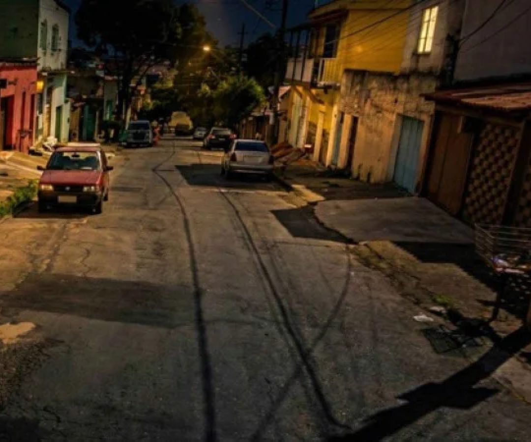 O homem foi morto em um passeio da Rua Candeia, em Contagem, enquanto participava de um churrasco -  (crédito: Reprodução/Google StreetView)