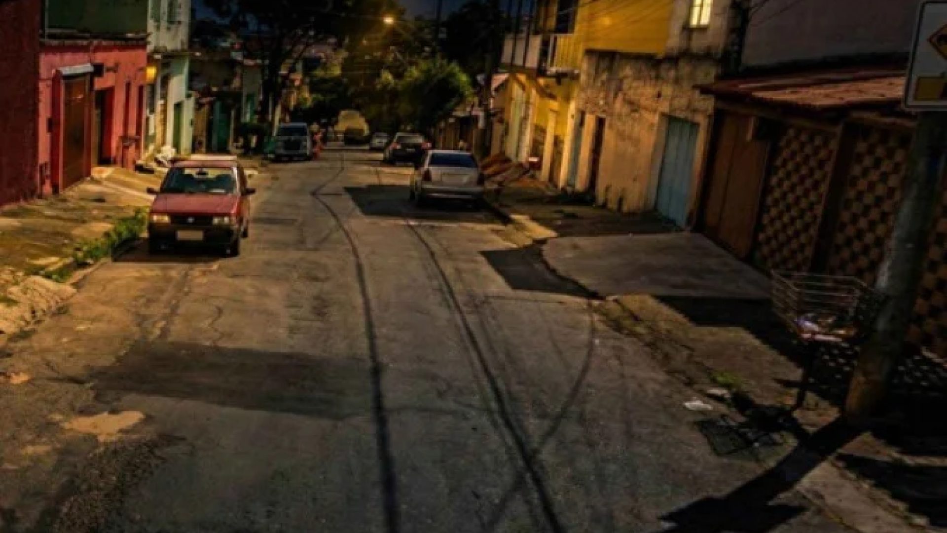 O homem foi morto em um passeio da Rua Candeia, em Contagem, enquanto participava de um churrasco -  (crédito: Reprodução/Google StreetView)