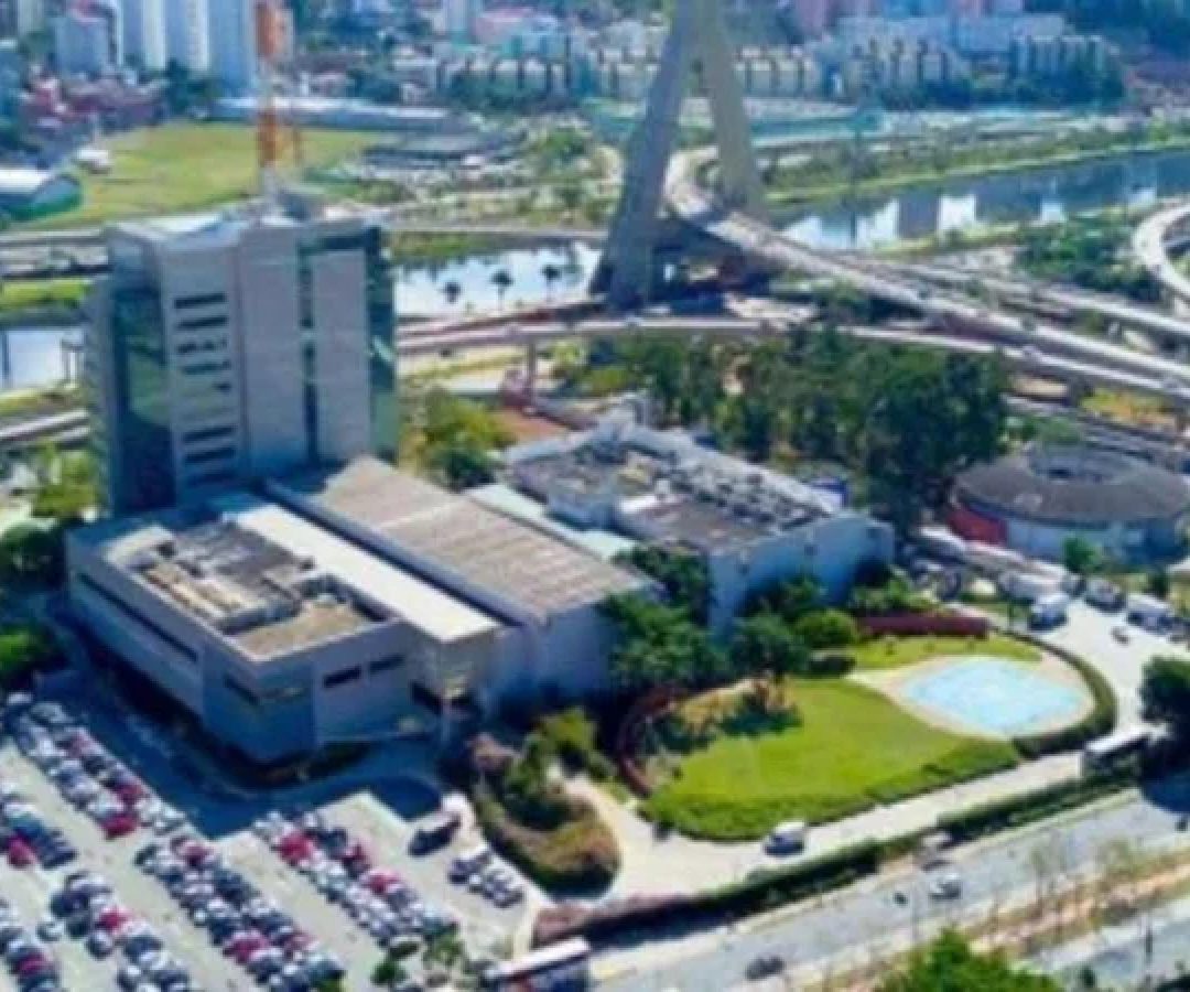 O indivíduo coagiu um motorista de aplicativo durante a tentativa de invasão à sede da emissora -  (crédito: Vinci Partners/Reprodução)