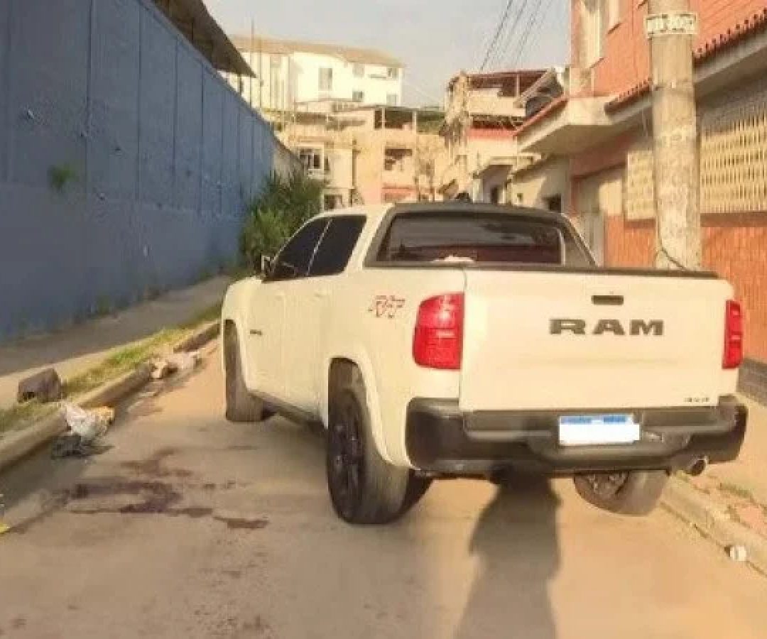 Carro em que Daniel e os amigos estavam. Os PMs que fizeram os disparos responderão por homicídio doloso -  (crédito: Reprodução de vídeo)