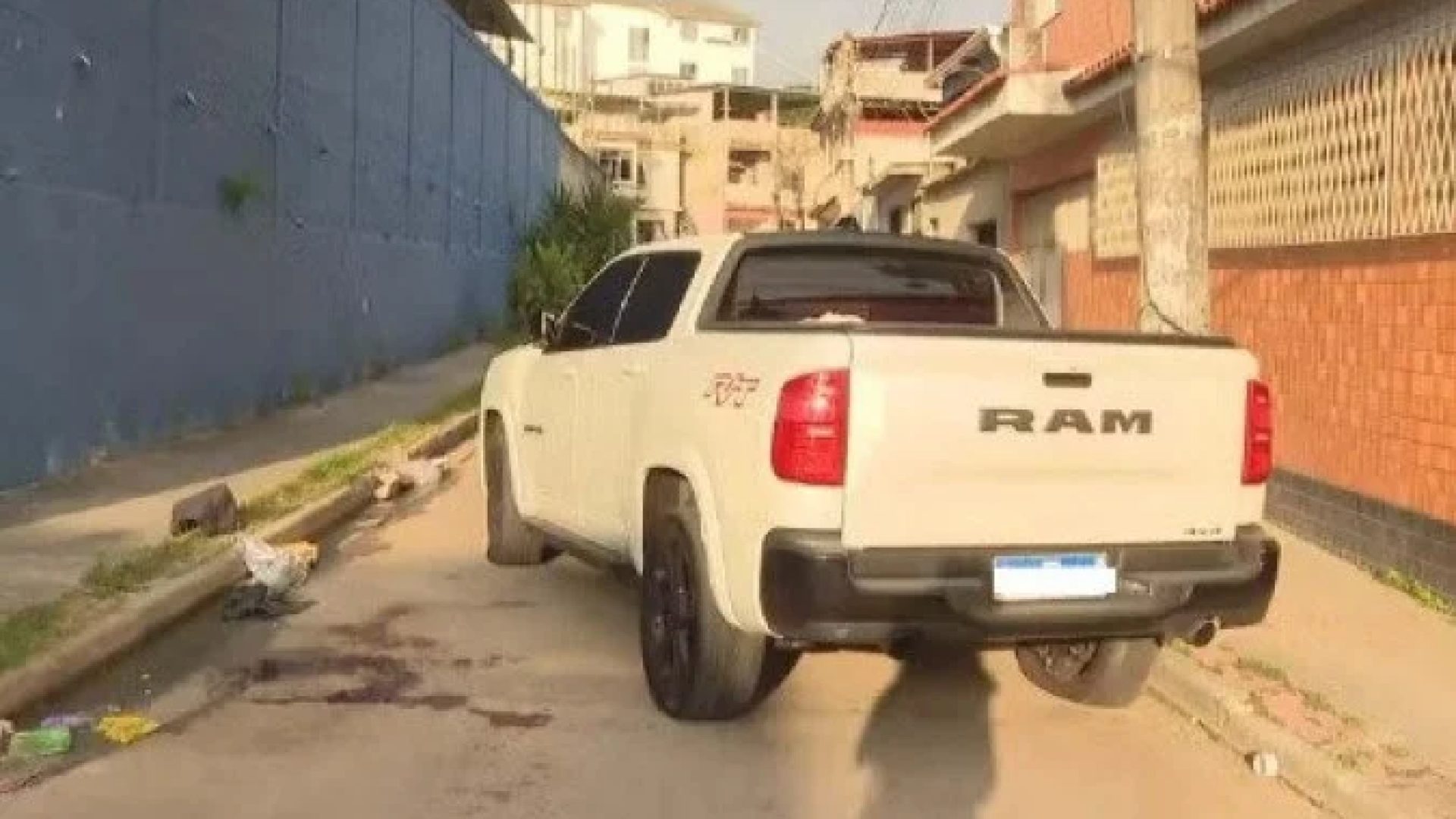Carro em que Daniel e os amigos estavam. Os PMs que fizeram os disparos responderão por homicídio doloso -  (crédito: Reprodução de vídeo)