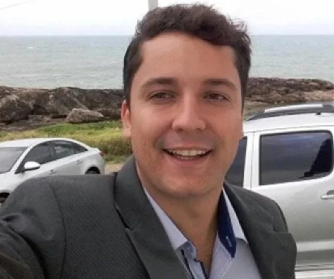 O médico veterinário Fernando Moreira Souto, de 36 anos, morreu no início da tarde desta segunda-feira (4/5) após o avião no qual estava bater um em prédio no Bairro Silveira, em BH -  (crédito: Redes sociais/Reprodução)