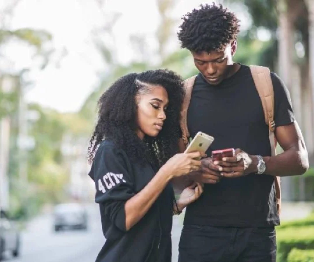 Mulheres jovens negras ocupam a base da hierarquia dos salários, e estão entre as que mais realizam trabalho doméstico não remunerado  -  (crédito: Shawn Fields/Unsplash)