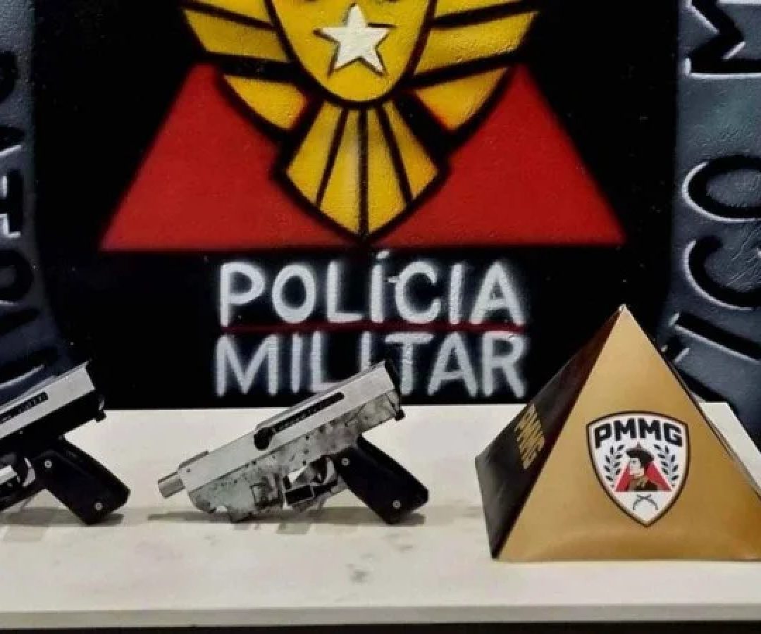 Submetralhadoras foram encontradas depois de denúncia recebida pela PM -  (crédito: Divulgação/Polícia Militar)