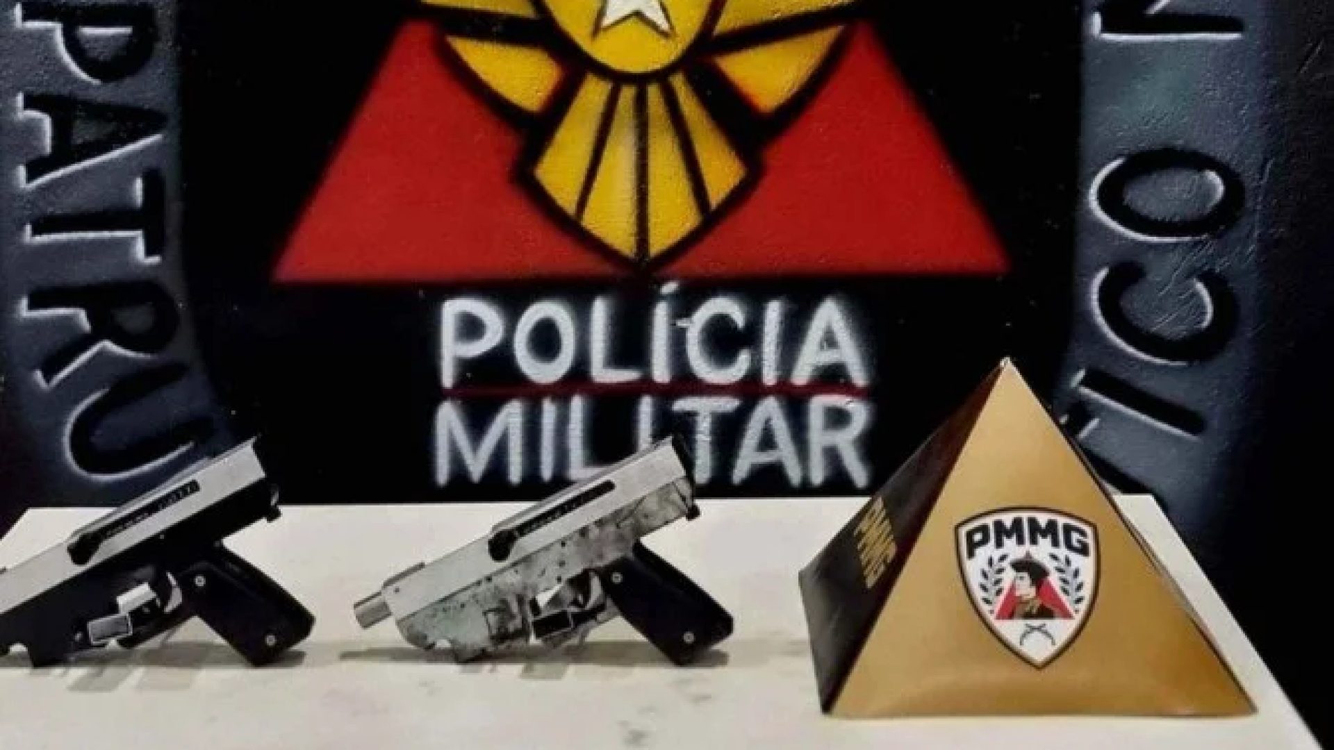 Submetralhadoras foram encontradas depois de denúncia recebida pela PM -  (crédito: Divulgação/Polícia Militar)