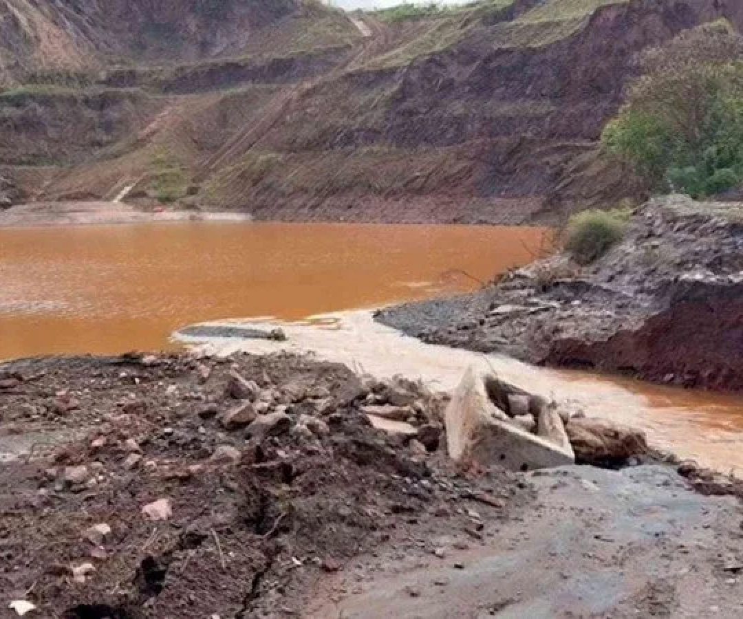 Dique transbordou e lama inundou escritório e oficinas da CSN em Ouro Preto -  (crédito: Reprodução)