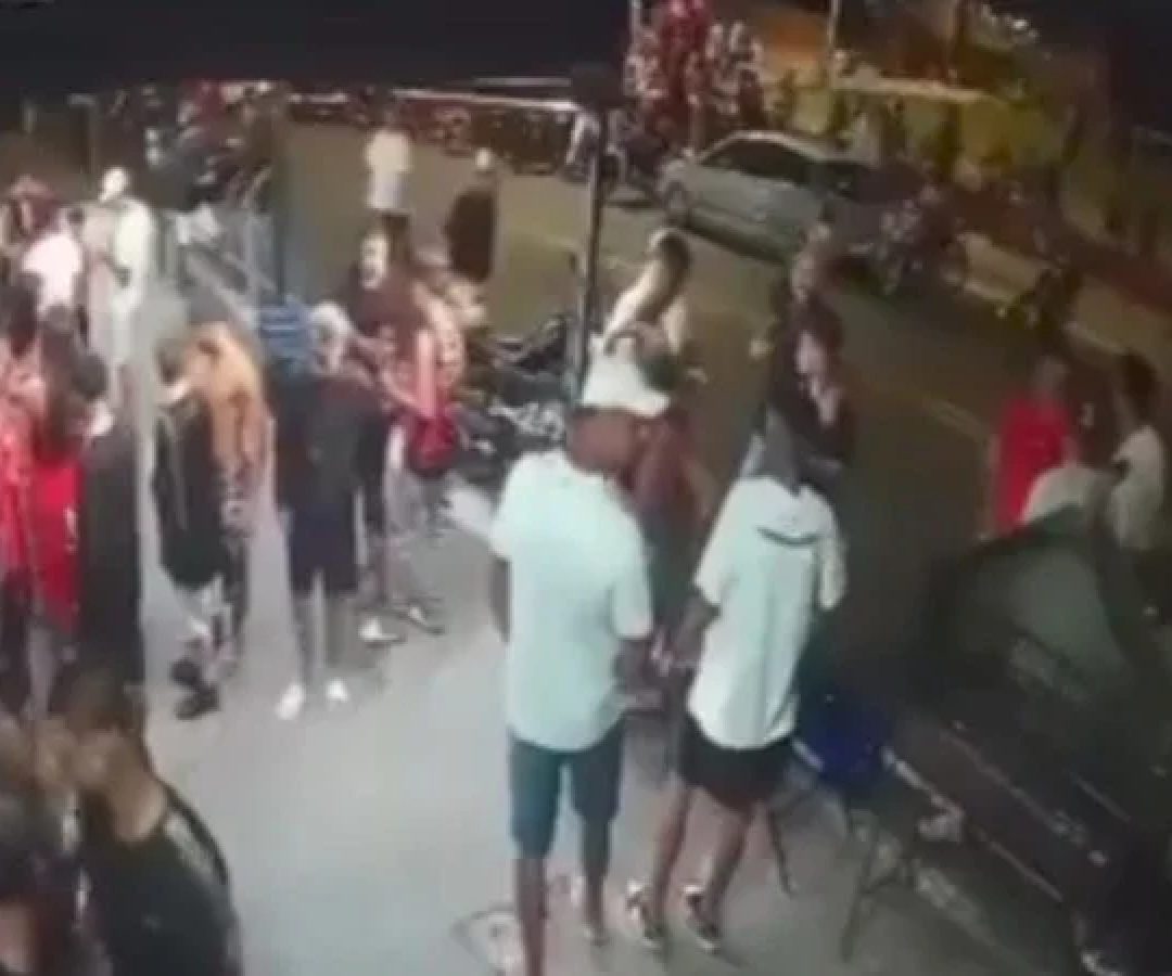 Vídeo flagra momento de tiroteio em bar que matou um e feriu 8