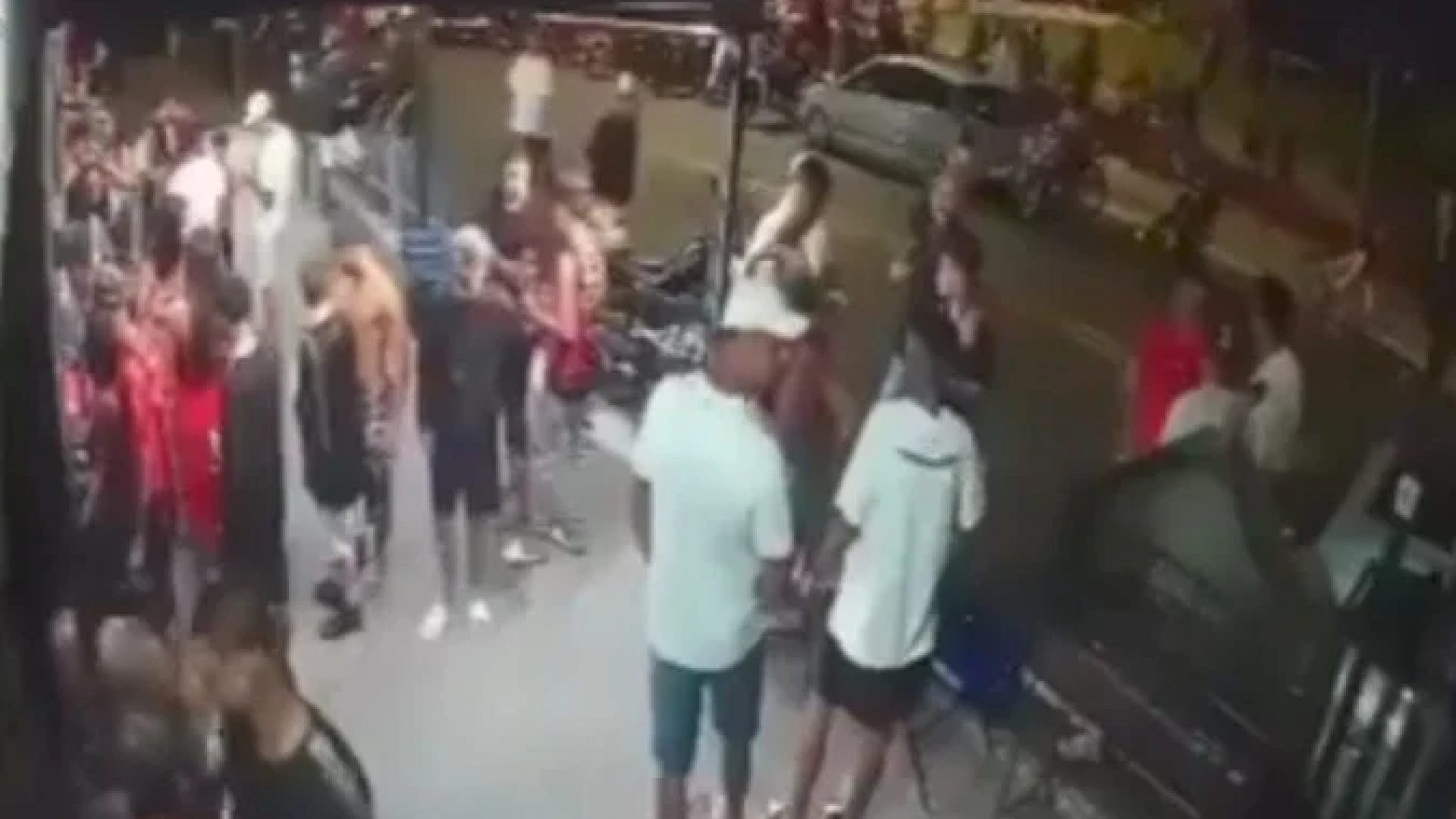 Vídeo flagra momento de tiroteio em bar que matou um e feriu 8