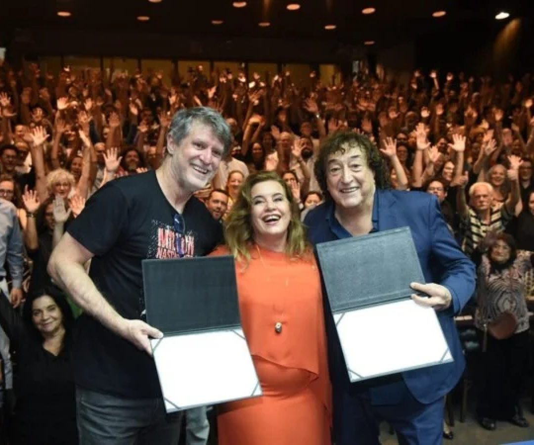 O professor Wilson Lopes, da UFMG (&agrave; esquerda) representou Milton Nascimento; no centro, a reitora da UFMG, Sandra Goulart de Almeida, e, &agrave; direita, Toninho Horta -  (crédito: Gladyston Rodrigues/EM/D.A.Press)