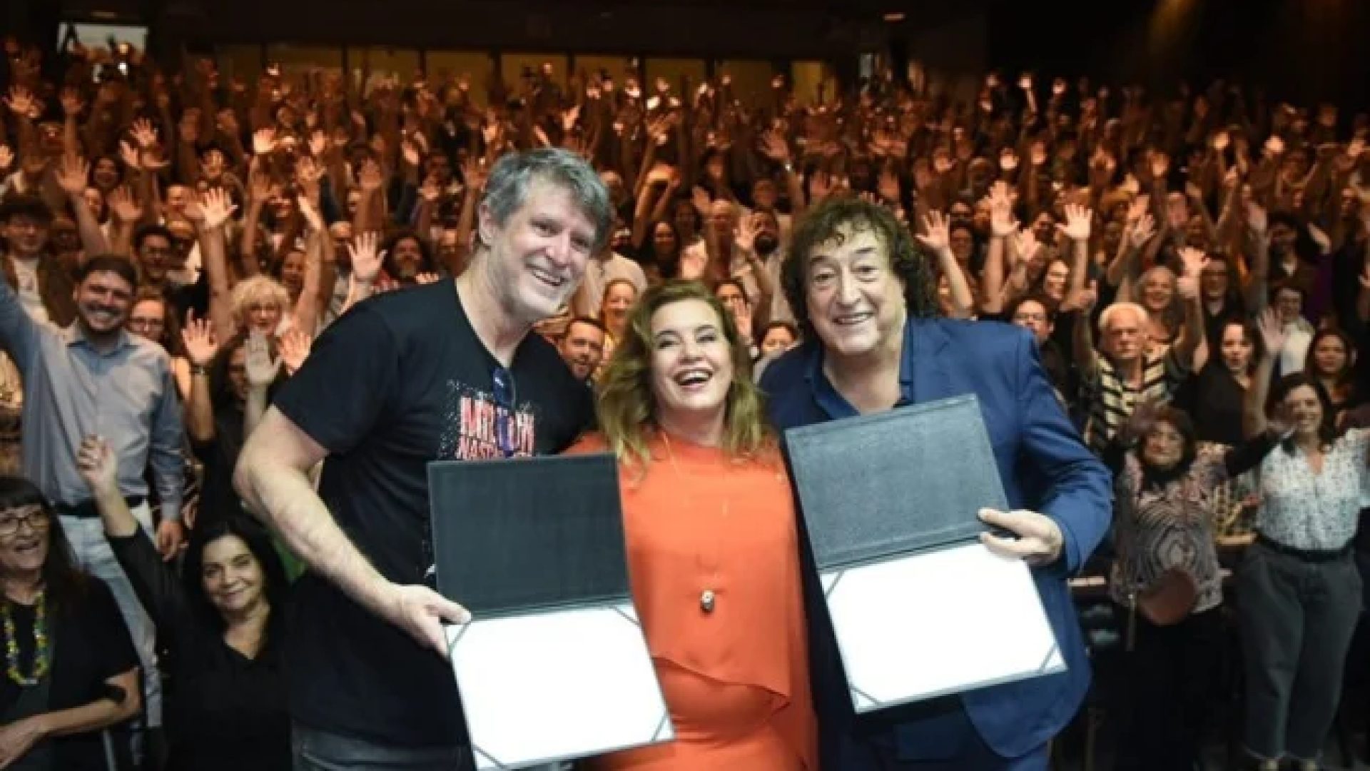 O professor Wilson Lopes, da UFMG (&agrave; esquerda) representou Milton Nascimento; no centro, a reitora da UFMG, Sandra Goulart de Almeida, e, &agrave; direita, Toninho Horta -  (crédito: Gladyston Rodrigues/EM/D.A.Press)
